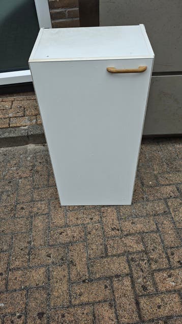 Gratis kast met planken