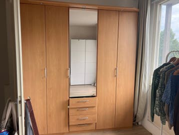 Ruime kledingkast met spiegel en lades