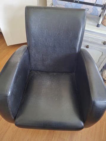 2 zwarte fauteuils,  bekleding skai