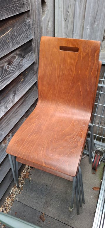 Gratis afhalen 4 houten stapelstoelen met metalen onderstel