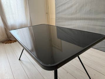 ZSM OPHALEN - Zwarte glazen tafel met metalen onderstel