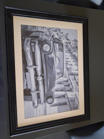 Zwart-wit foto van een auto in een stad