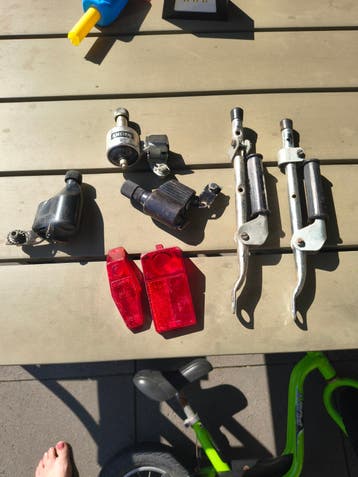 Diverse fietsspullen: dynamo's, achterlichten, standaarden