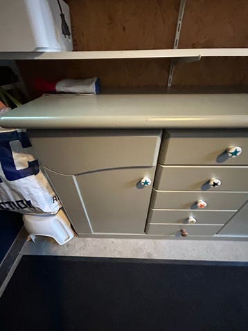 Commode met sterrenknoppen
