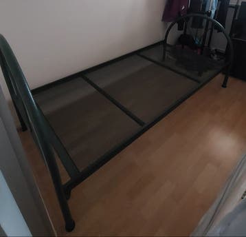 Gratis af te halen een prima 1-persoonsbed.