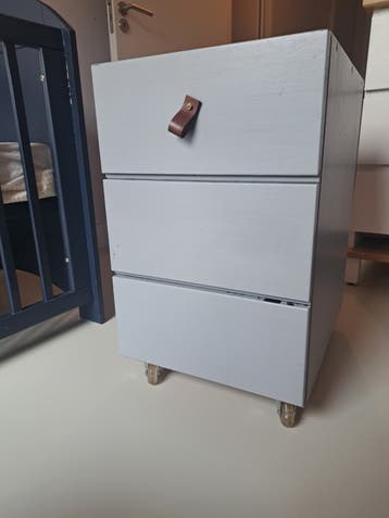 Gratis: Grijze ladekast met 3 lades en wieltjes