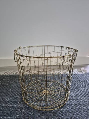 Goudkleurige metalen mand