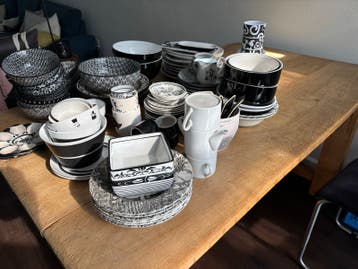 Gratis, voor wie eerst komt. Servies zwart wit