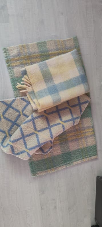 Stukken wollen dekens. Leuk voor textiel projectje.