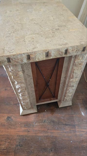 Glazen eettafel met stenen onderstel