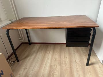 Oud lerares bureau - renovatieproject met sticker