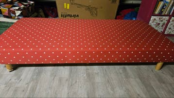 1 persoons bed rood met witte stippen