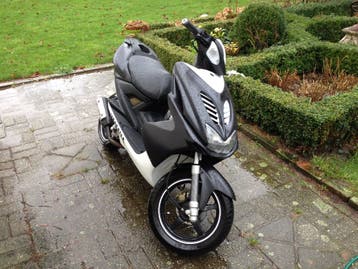 2 takt 50/70cc scooter  gezocht onder de kop