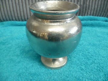 Zilverkleurig metalen vaasje - 13 cm hoog