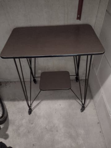 tafel voor op balkon tuin 2 etages ijzerepoten met wieltjes