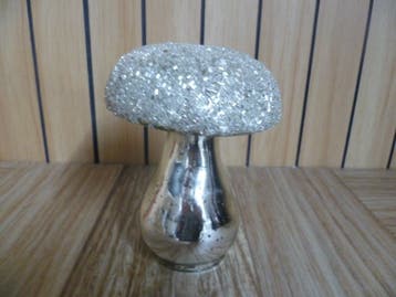 Zilverkleurige glazen paddenstoel met glitter