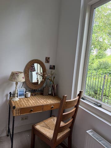 Desk (bureau)