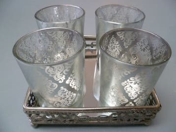 Glazen waxinelichthouder set op spiegel tray