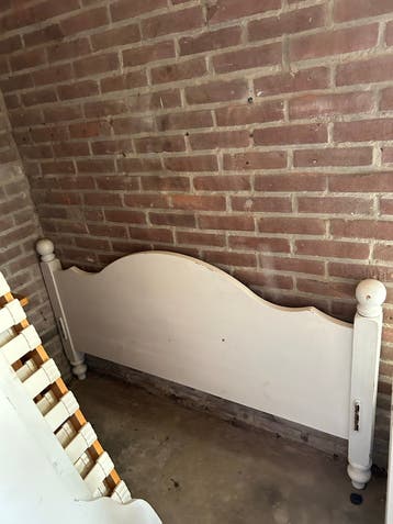 Gratis bed 140x200 cm, inclusief lattenbodems