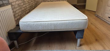 Gratis gebruikt pallet bed 100x200 met matras op poten