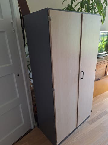 Stevige kleding / bureau Kast gratis!