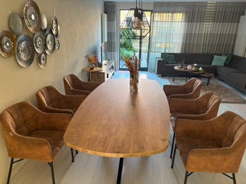 Eettafel met 6 bruine stoelen