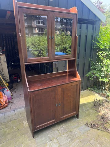 Houten vitrinekast met glazen deuren