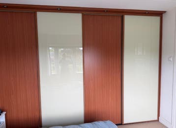 Grote kledingkast met schuifdeuren en veel opbergruimte