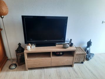 Gratis. Prachtige licht eiken t.v. kast. Met T.v.