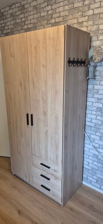 Gratis af te halen kledingkast met hang- en legruimte