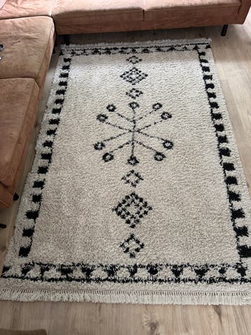 Crèmekleurig vloerkleed met zwart patroon