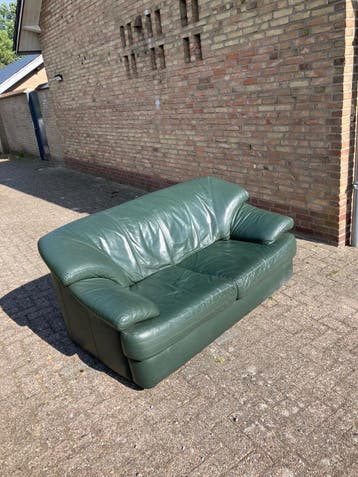 Gratis af te halen: Groene tweepersoonsbank