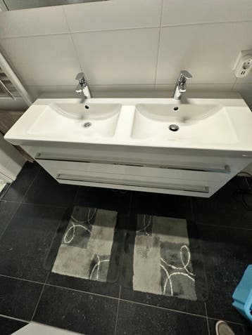 Wastafel met onderkast (130 cm) en spiegelkast (120 cm)