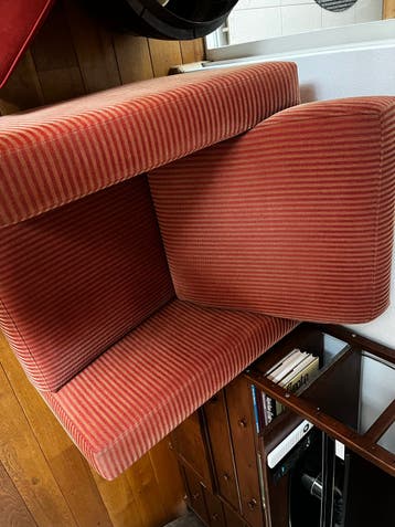 Comfortabele fauteuil met gebruikssporen