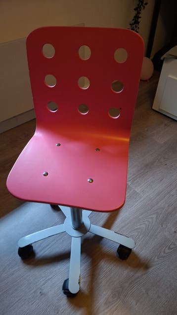 Gebruikte bureaustoel - roze met lichte lijmresten