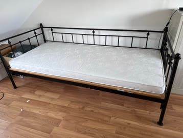 Zwart metalen bedframe met lattenbodem en matras