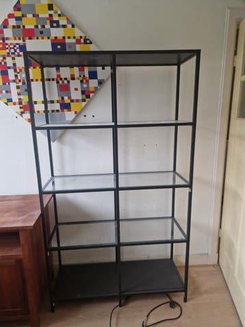 Moderne zwarte kast met glazen planken