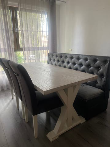 Gratis Eettafel met bank en stoelen