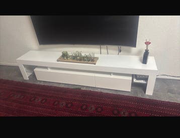 Moderne witte tv-meubel met opberglades