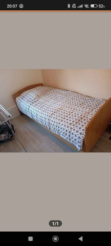 Eenpersoonsbed met houten frame