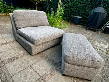 Gratis Comfortabele grijze loungefauteuil/bankdeel  met poef