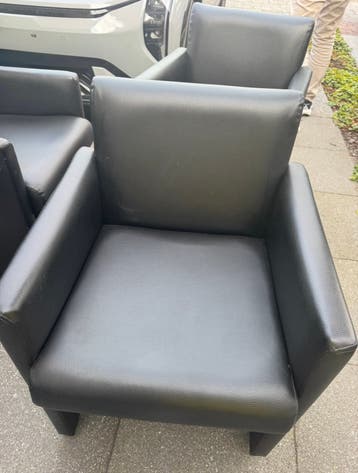 6 zwarte eetkamerstoelen met wielen GRATIS AF TE HALEN