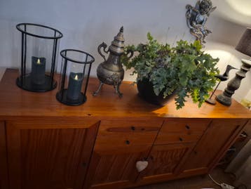 Massief houten dressoir met lades en deuren