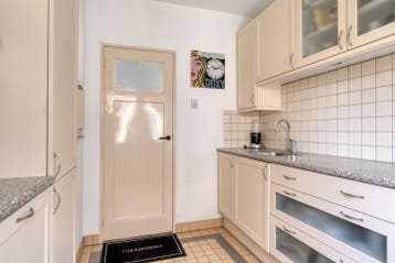 Oude beige keuken met apparatuur