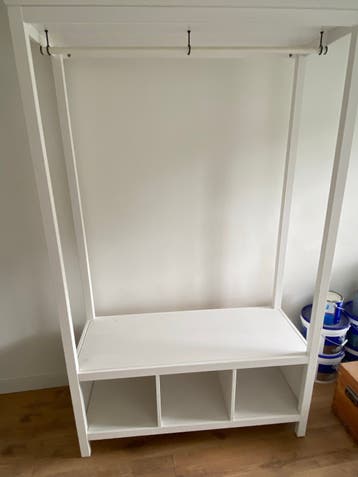 Witte kledingkast met hangruimte en opbergvakken