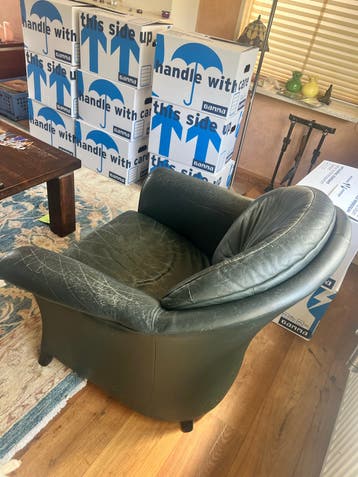 Comfortabele donkergroene leren fauteuil, klassieke stijl