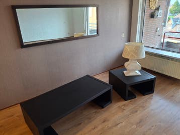 Moderne salontafel, bijzettafel, lamp en spiegel