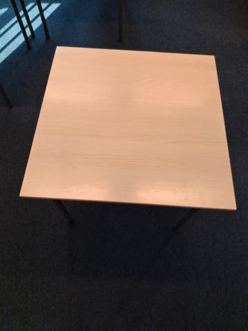 6 vergadertafels van 90x90x75 cm