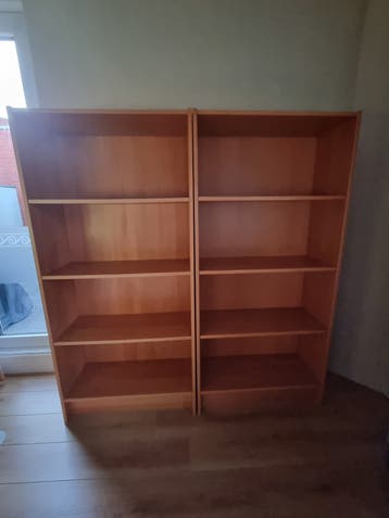 Twee houten boekenkasten met verstelbare planken