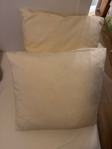 Twee crèmekleurige kussens